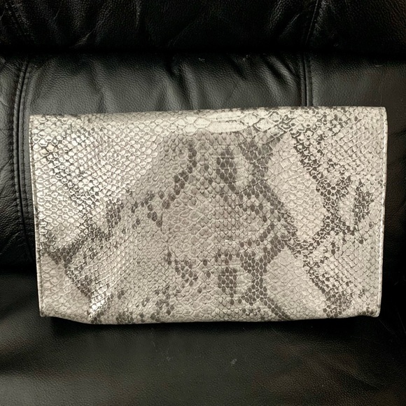 NWOT H&M Silver Reptile Pattern Envelope Clutch - Picture 2 of 6